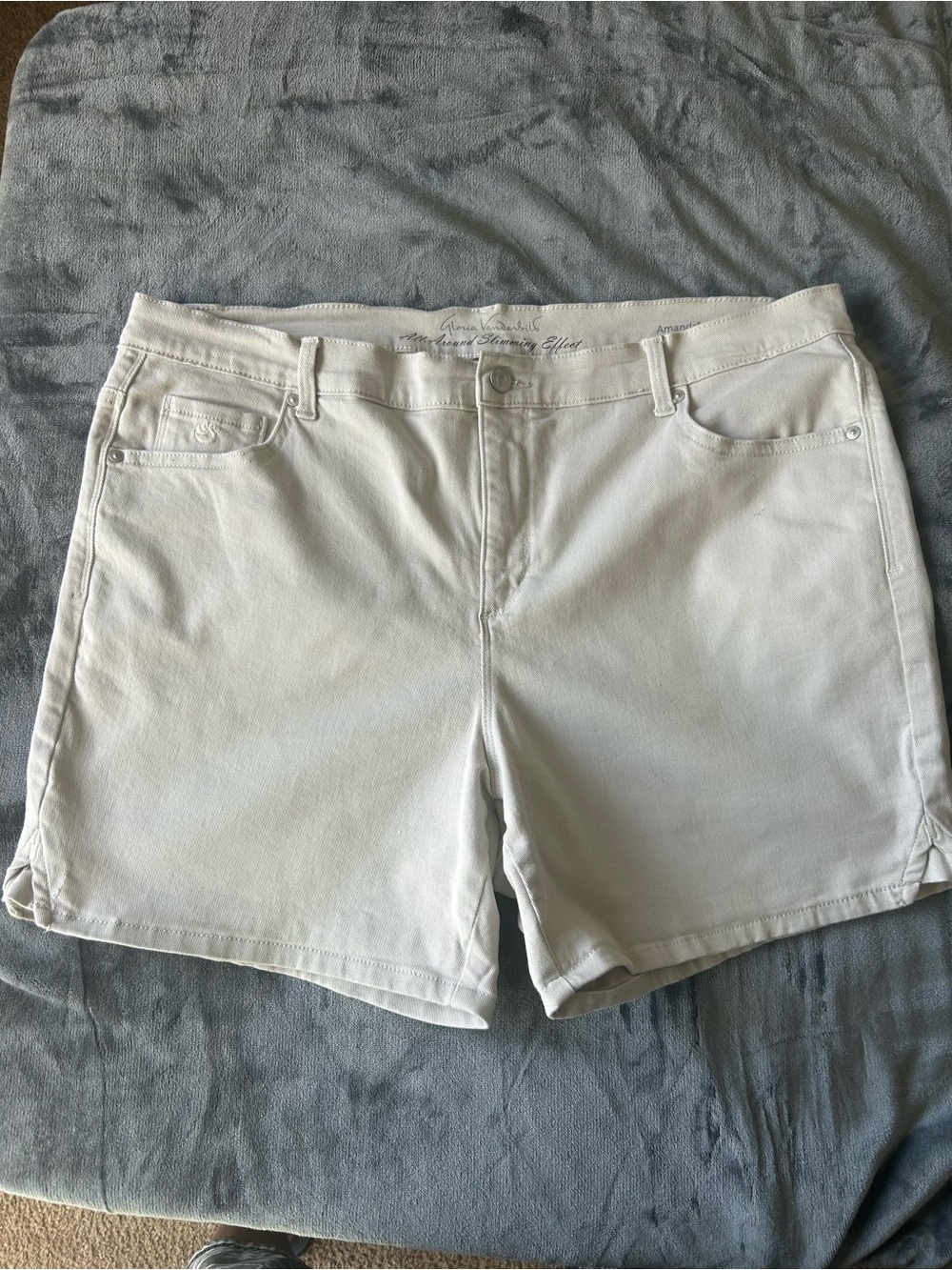 Gloria Vanderbilt Cream Denim Shorts